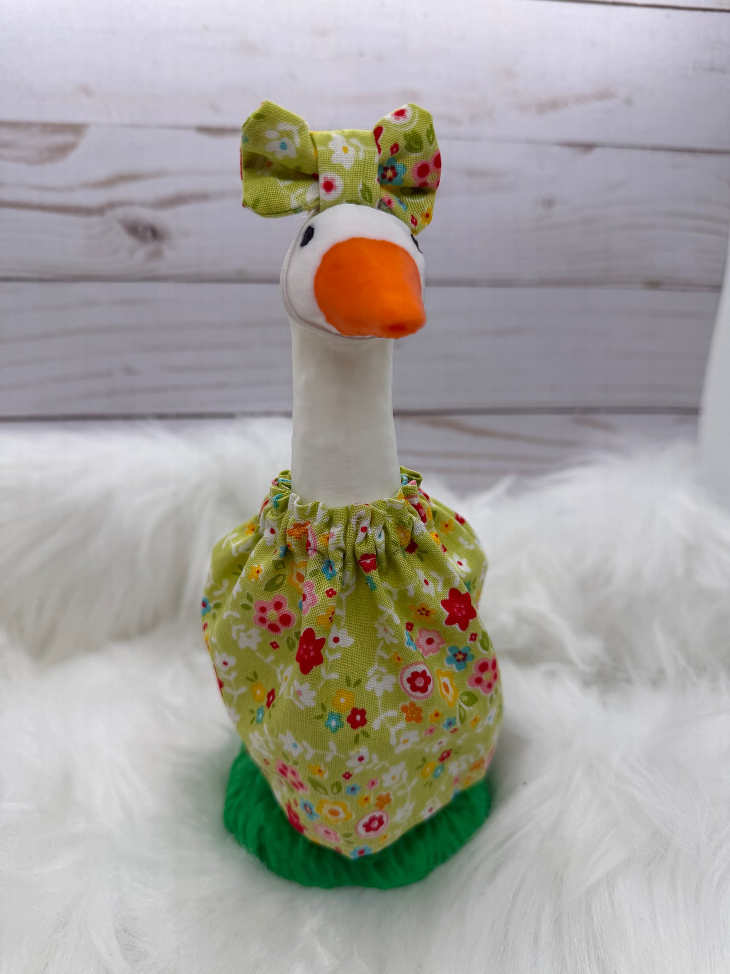 Desk Goose Outfit - Floral (Blue/Pink/Red/Yellow, Green Background)